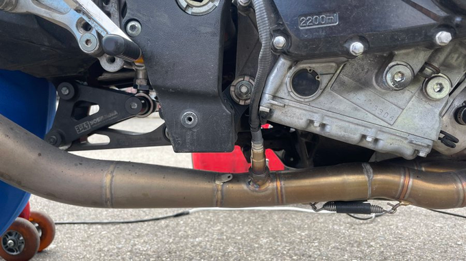 Measurement sensor fitted to the GSX-R750 exhaust pipe